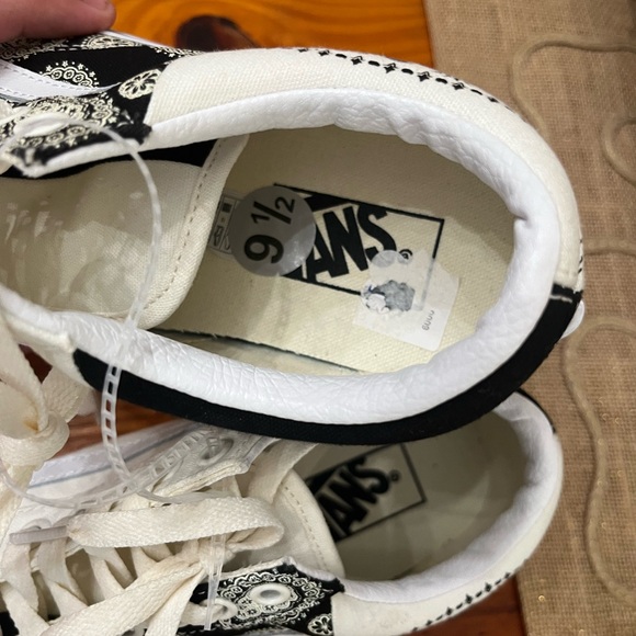 NWT Unisex Low Top Vans with Black and White Split Paisley. Size 9.5 - Picture 4 of 6